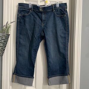 Women’s 16 low rise stretch cuffed capris Old Navy